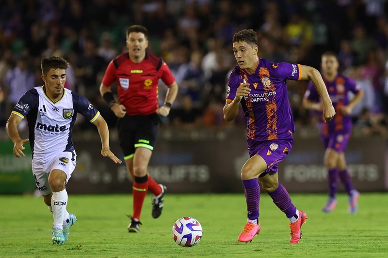 Soi-keo-tran-dau-giua-Central-Coast-vs-Perth-Glory-lúc-15h00-ngay-31-12-2023